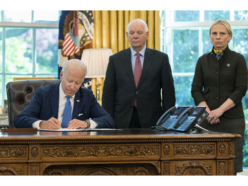 JAV prezidentas pasirašė lendlizo Ukrainai įstatymą