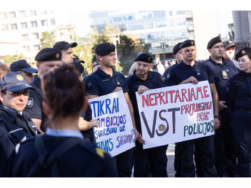 „Daromės panašūs į šaškes“: apie 50 pareigūnų prie Seimo protestavo prieš VST reformą